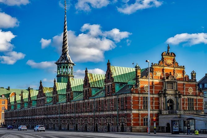 2-Hour Private City Walking Tour with a Canal Tour ticket - What the private guide adds