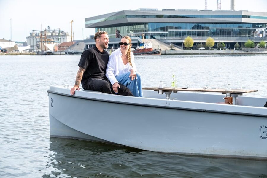 Aarhus: 1 or 1,5 Hour Boat Rental - No License Required - Learning to drive an electric boat