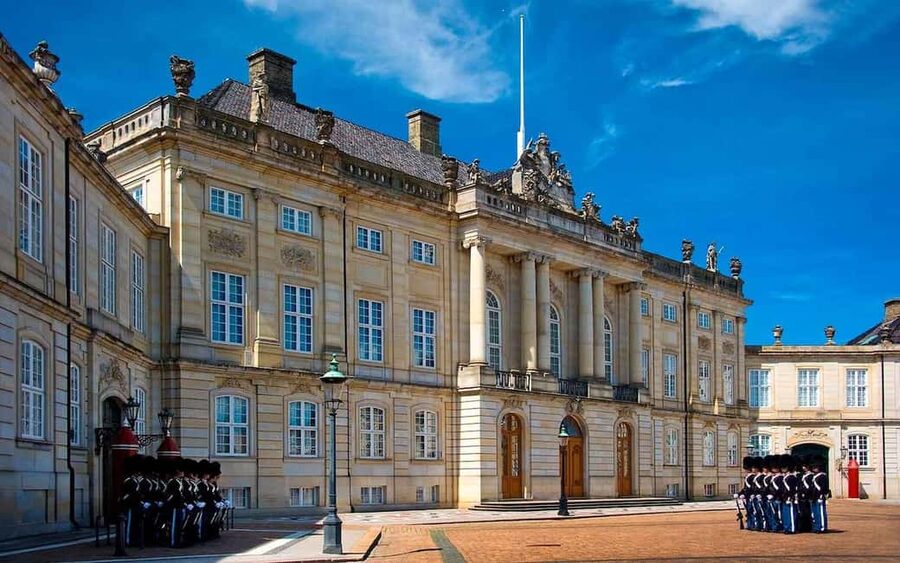 Copenhagen: Amalienborg Tour in Spanish with tickets - Who will get the most from this visit?