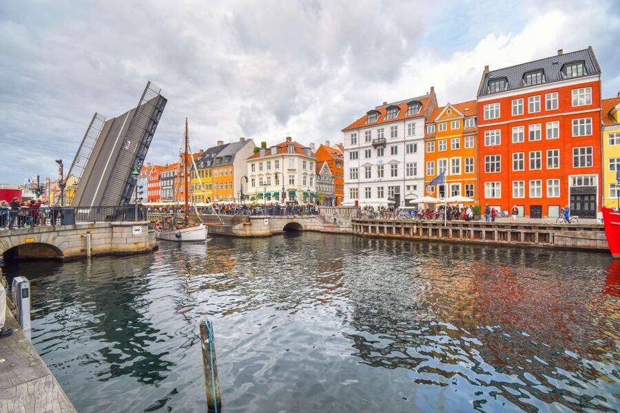 Copenhagen: Canal Boat Cruise & Old Town/Nyhavn Walking Tour - Key points at a glance