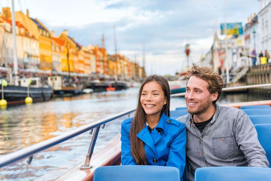 Copenhagen: Canal Boat Cruise & Old Town/Nyhavn Walking Tour - A smart way to meet Copenhagen