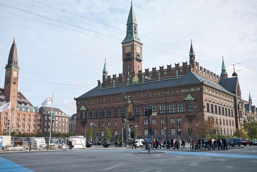 Copenhagen: Canal Boat Cruise & Old Town/Nyhavn Walking Tour - Nyhavn brings the walking tour to the water