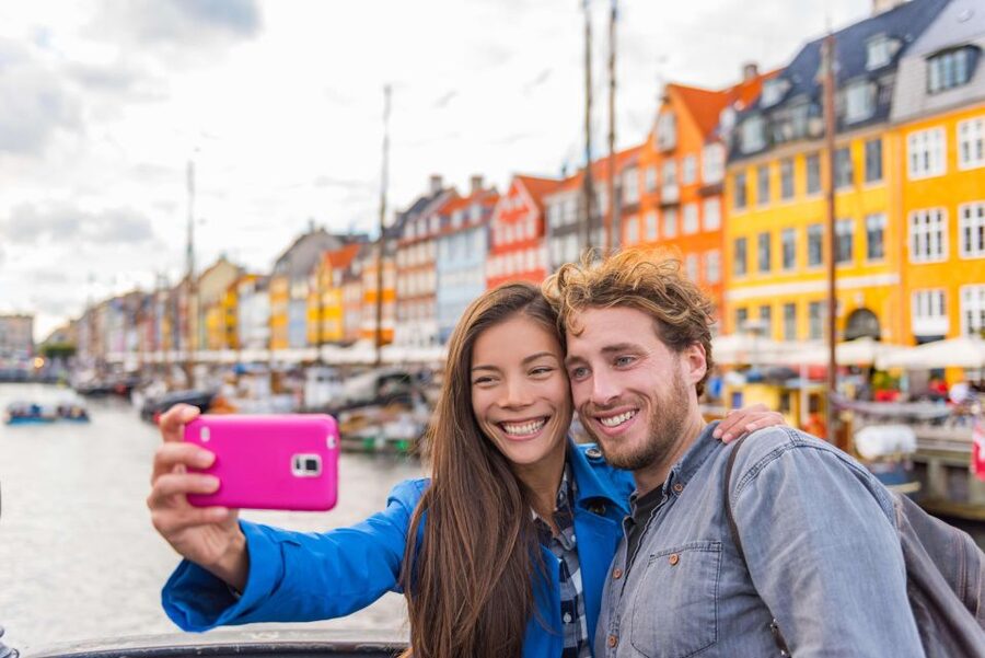 Copenhagen: Canal Boat Cruise & Old Town/Nyhavn Walking Tour - The four-hour version adds royal Copenhagen