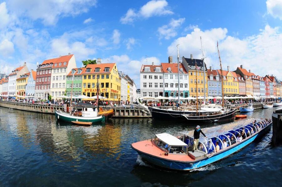 Copenhagen: Canal Boat Cruise & Old Town/Nyhavn Walking Tour - The Old Town begins at City Hall