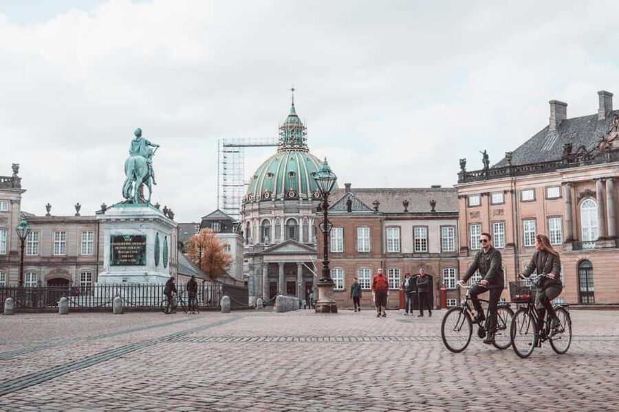 Copenhagen & Christiania : Guided Bike Tour in French - City Hall and Christiansborg: Copenhagen’s Civic Core