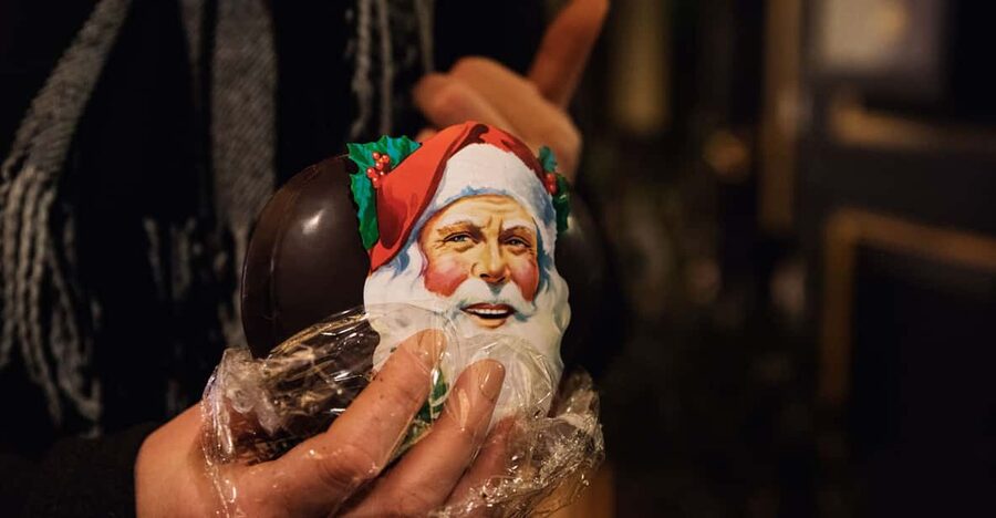 Copenhagen: Christmas Walking Tour with Treats and Drinks - Dancing around a tree and learning the game