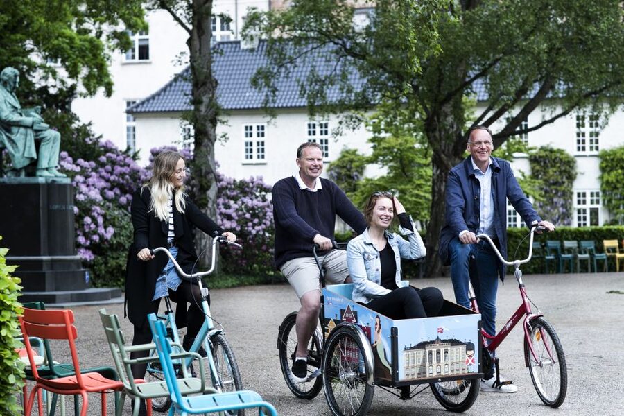 Copenhagen: City Highlights Guided Bike Tour - Royal castles, gardens, and Copenhagen’s grand side