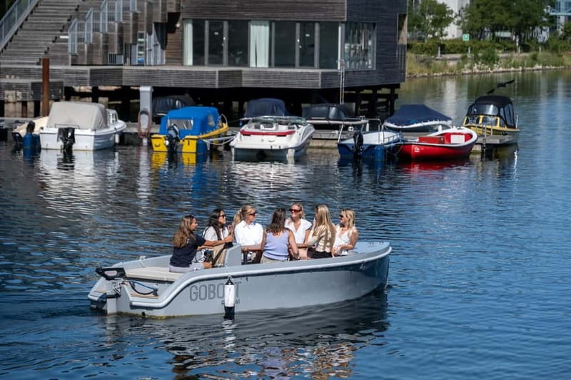 Copenhagen: Electric Canal Tour with Guide and Hot Drink - What the live guide adds
