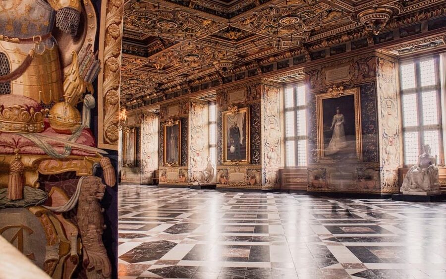 Copenhagen: Frederiksborg Tour in Spanish with Tickets - Inside the National History Museum