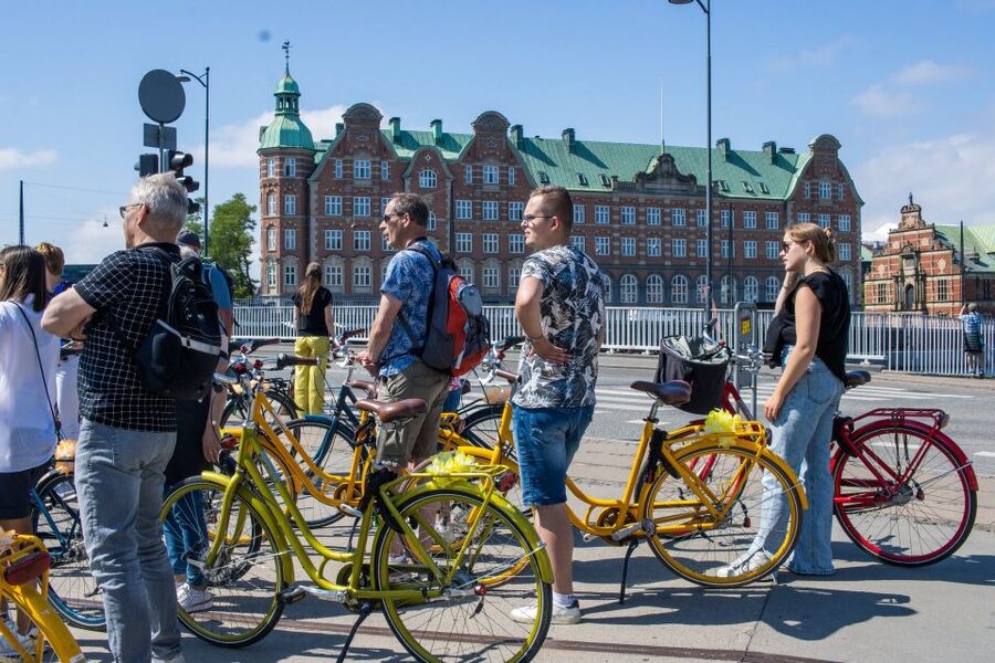 Copenhagen: Highlights 3 Hour Bike Tour with a Local Guide - Amalienborg and a chance to greet the royal family