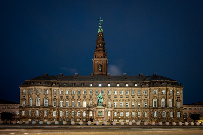 Copenhagen Photography Masterclass - Private Photography Lesson - Rosenborg Castle adds formal composition