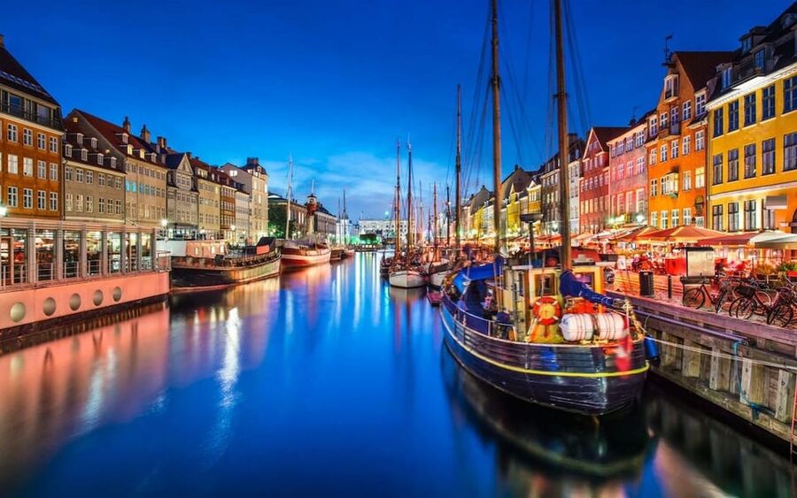 Copenhagen Tour in Spanish - Starting at Central Station near Tivoli
