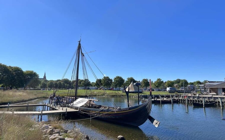 Copenhagen: Tour of Roskilde, the Viking city in Spanish with tickets - The first look at Roskilde Cathedral